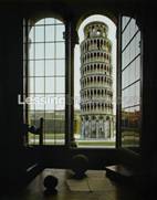la torre di Pisa attraverso una finestra
