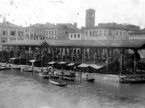 9. Veduta della vecchia pescheria lungo il Canal Grande, Venezia