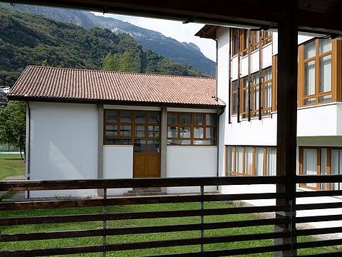 4. Scuola media: porticato, foto G. Avon 