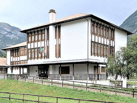 10. Scuola media: prospetto sud, foto G. Avon, 2022