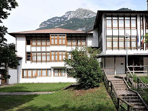16. Scuola media: prospetto ovest, foto G. Avon, 2022