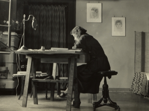 2. Egle Renata Trincanato al tavolo da disegno, 1934