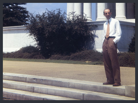 B. Morassutti di fronte al Jefferson Memorial di Washington, 1949