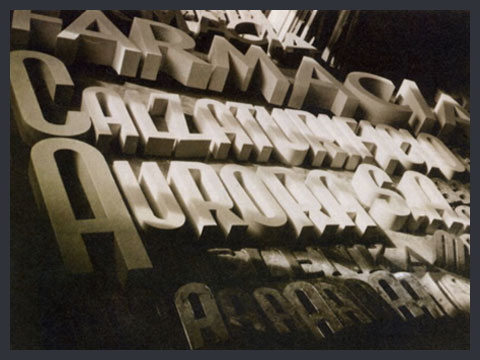 Prime esperienze - Esperimento fotografico con lettere per insegne, c. 1930-35