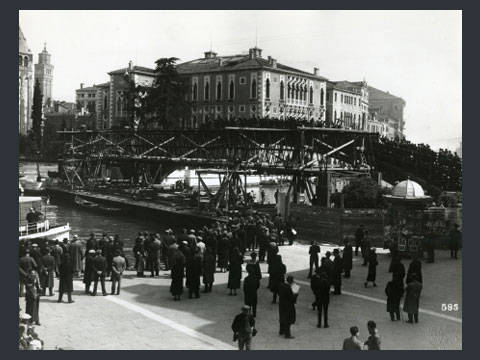 Ponte dell'Accademia, 1933 - Il Ponte completato e il ponte Neville in smantellamento