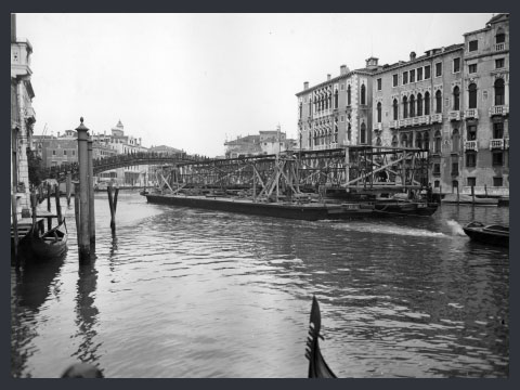 Ponte dell'Accademia, 1933 - La struttura del Ponte Neville viene portata via su una chiatta