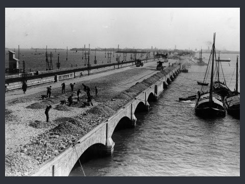 Ponte del Littorio o Ponte della Libertà, 1932-33. Ponte in fase di costruzione
