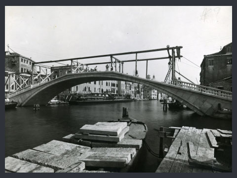 Ponte degli Scalzi, 1932-33. Ponte in costruzione con la posa dei conci