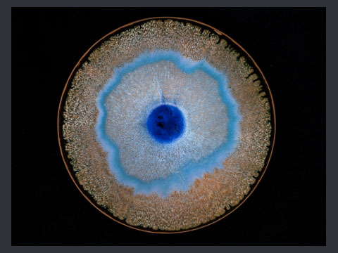 Colori. Ciotola in rame smaltato colato 1962 (foto di U. Ferro, 2016)