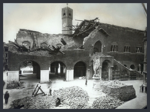 7. Bombardamenti Treviso. Palazzo dei Trecento, la porzione sud crollata, 1944 post