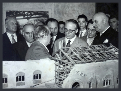 8. Bombardamenti Treviso. Palazzo dei Trecento, Forlati durante l'inaugurazione della mostra, s.d.