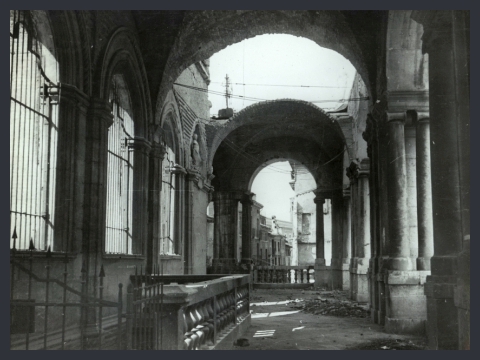 22. Bombardamenti Vicenza. Basilica palladiana dopo l'incendio, dalla loggia del primo piano, 1944 post