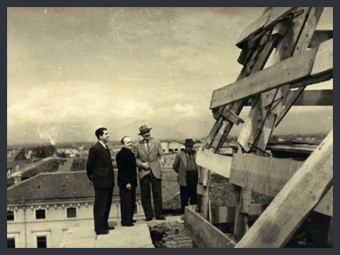 23. In cantiere Vicenza. Basilica palladiana, rifacimento copertura, Forlati e altri sul tetto, 1948