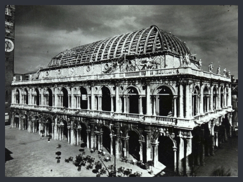 24. Ricostruire Vicenza. Basilica palladiana durante i restauri, 1948