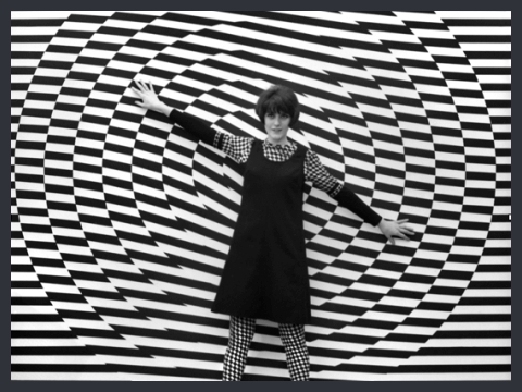 7. Fondale optical art e abito disegnato da Krizia, 1966