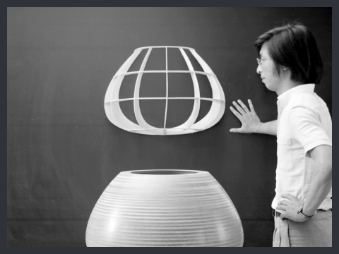 20. Osami Hamaguchi con prototipo di vaso, c. 1960