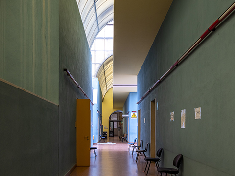 9. Veduta del corridoio, su doppio livello, 2021