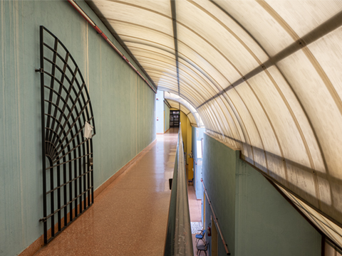 10. Veduta del corridoio, su doppio livello, 2021