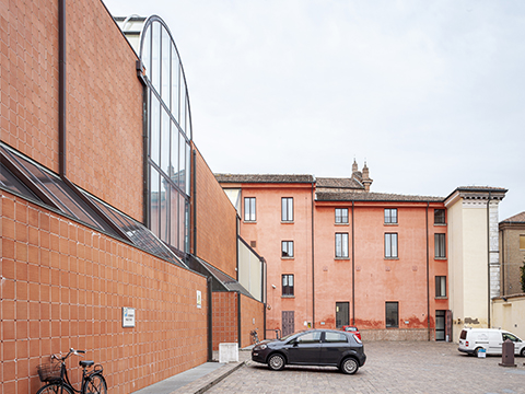 19. Veduta della piazzetta d'ingresso, 2021