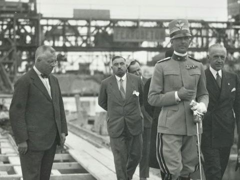 5. Il principe Umberto di Savoia in visita al cantiere, 1934