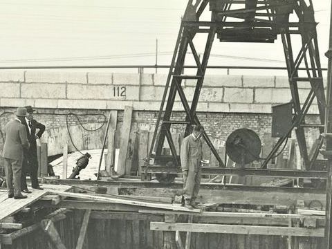 6. Il principe Umberto di Savoia in visita al cantiere, 1934