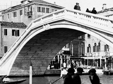 18. Ponte degli Scalzi aperto al transito, 1935
