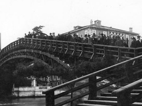 23. Folla sul Ponte dell'Accademia, anni '30