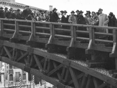 24. Folla sul Ponte dell'Accademia, anni '30