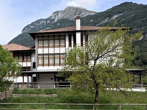 6. Scuola media: prospetto ovest, foto G. Avon, 2022