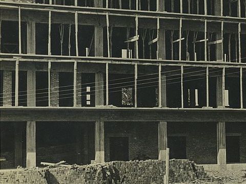 8. L'edificio dei dormitori in costruzione, s.d.