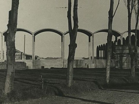 14. Il portico visto dalla strada alberata, s.d.