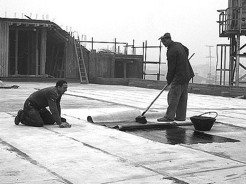 13. Immagini del cantiere per la costruzione della sede Olivetti a Milano