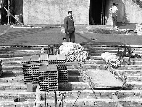 15. Immagini del cantiere per la costruzione della sede Olivetti a Milano