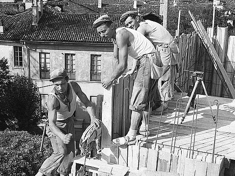 23. Immagini del cantiere per la costruzione della sede Olivetti a Milano