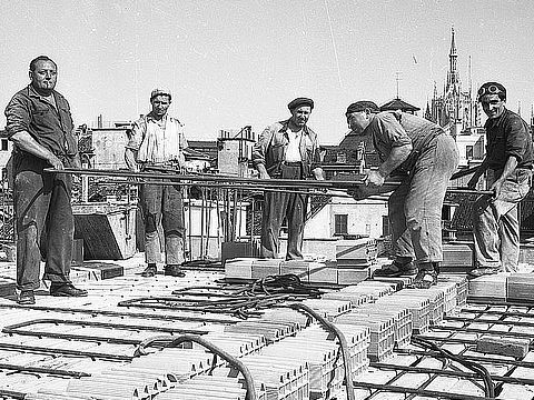 24. Immagini del cantiere per la costruzione della sede Olivetti a Milano