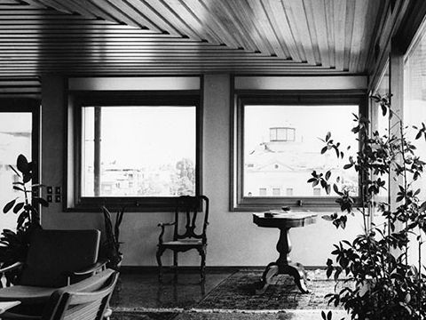 8. Soffitto in doghe e grandi vetrate, 1962