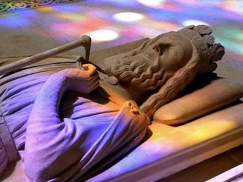 4. Volumi e colori della cattedrale gotica