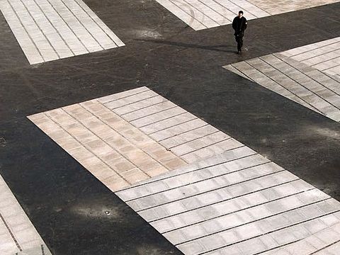 9. Piazza Jean Jaures: dettagli della pavimentazione 