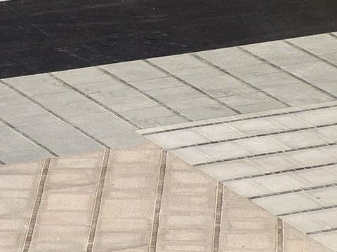 10. Piazza Jean Jaures: dettagli della pavimentazione 