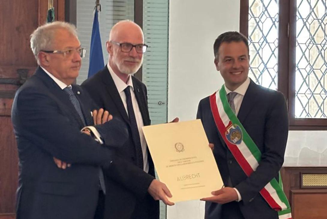 la cerimonia di conferimento con (da sinistra) il prefetto di Venezia Darco Pellos, il rettore Iuav Benno Albrecht, il sindaco di Venezia Simone Venturini.