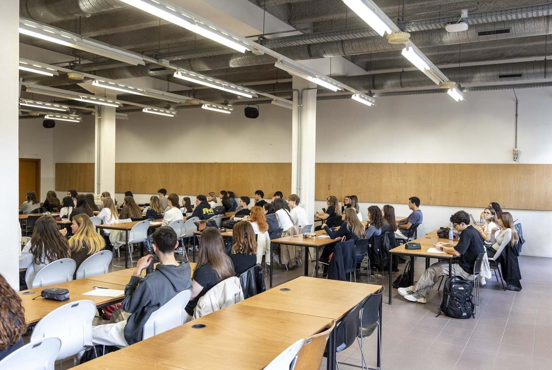 studenti in aula 1610x1080 px