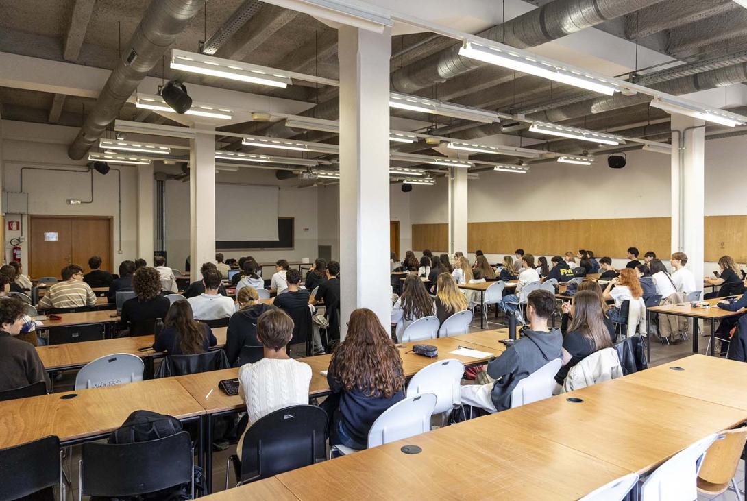 studenti in aula 1610x1080 px
