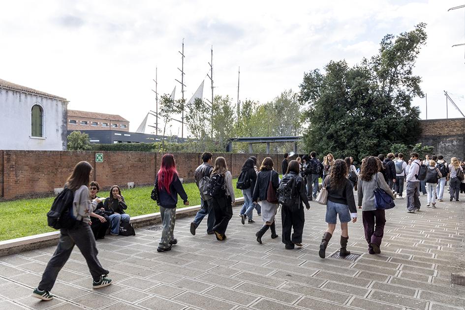 Studenti di fronte al Cotonificio