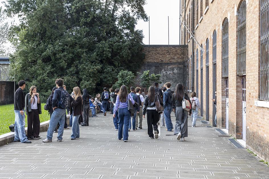 Studenti di fronte al Cotonificio