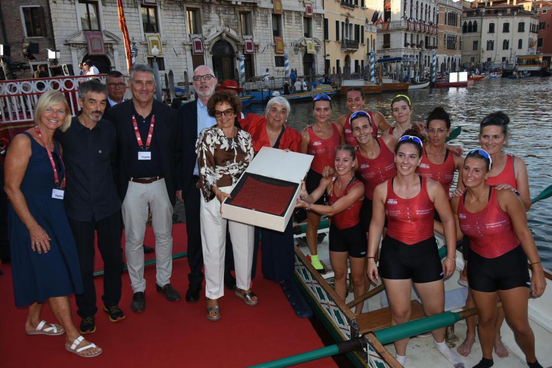 La squadra delle università veneziane vince la ventesima edizione della Sfida remiera internazionale delle università in Canal Grande