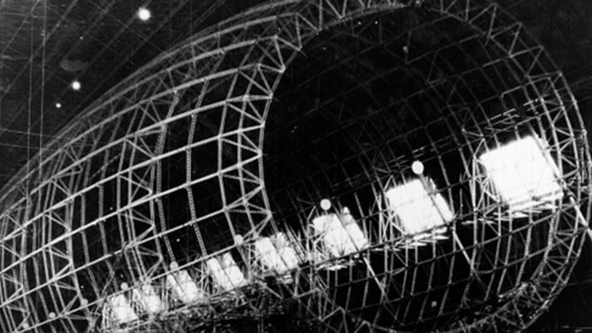 USS_Akron_under_construction,_nov_1930 - Gundula Rakowitz