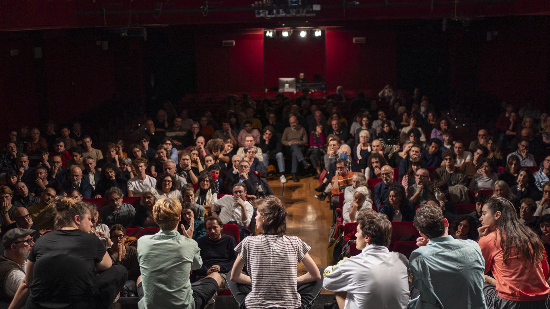 foto pubblico Milano alta risoluzione