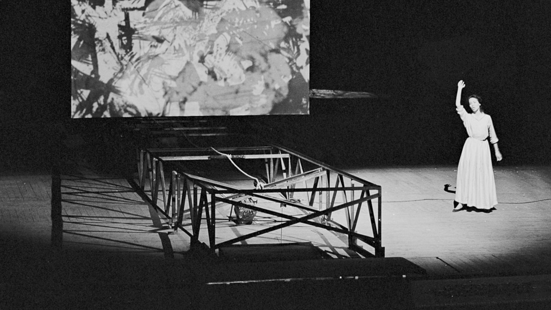 Foto in bianco nero: scena teatrale
