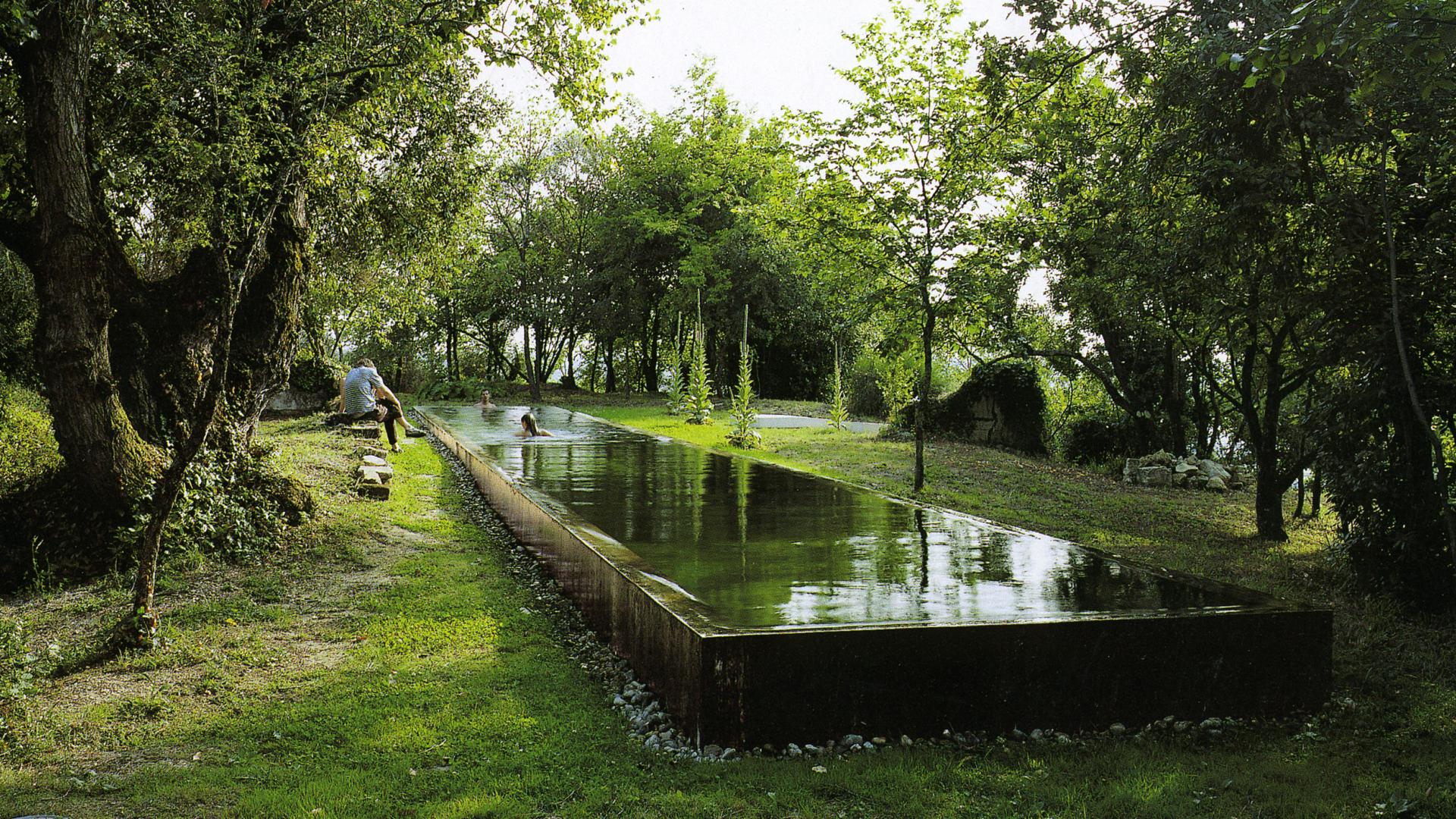 Scena di giardino con vasca d'acqua