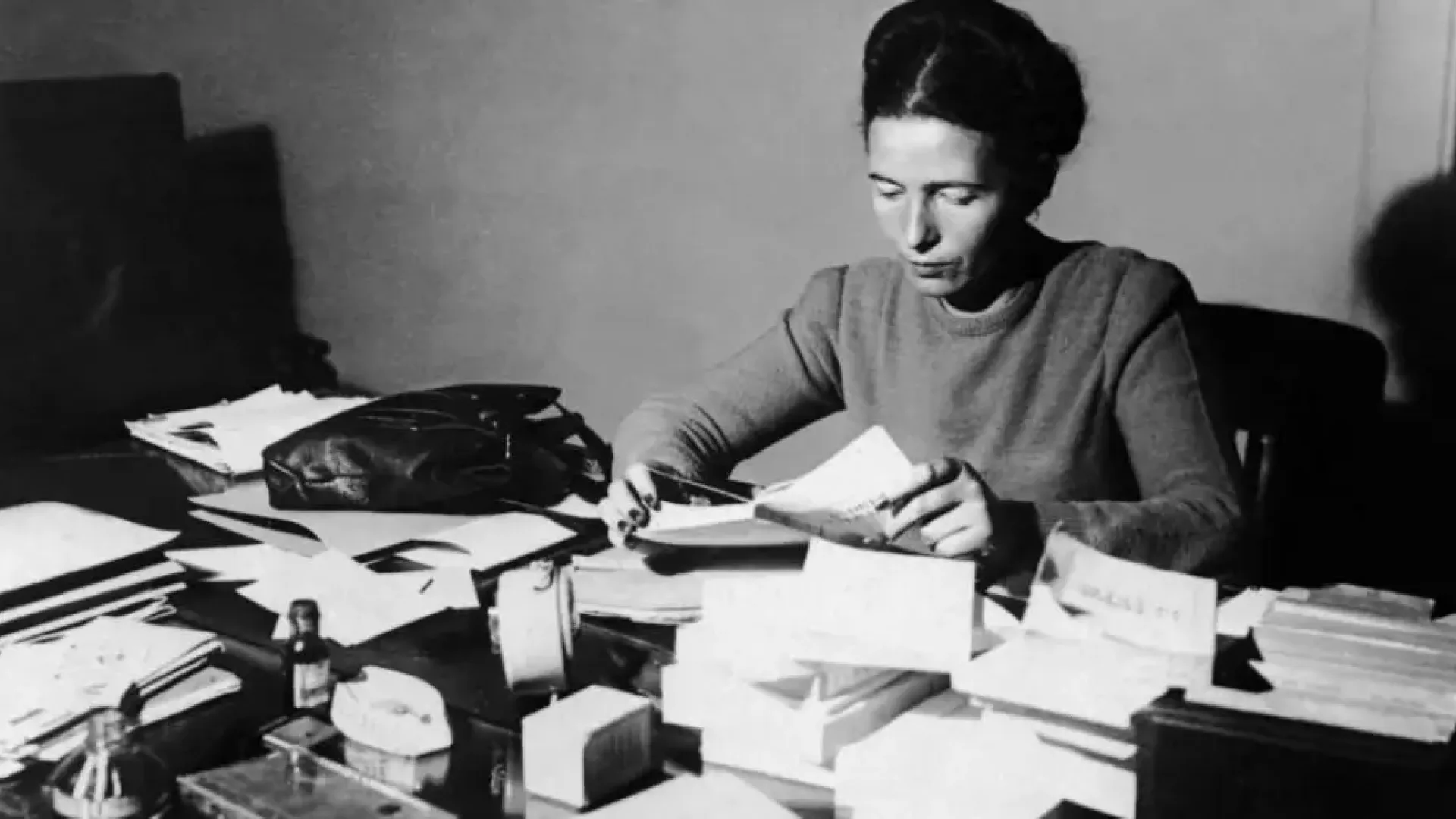 Immagine: Simone de Beauvoir nel suo studio 